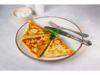 Trikampiai lietiniai blynai su vištiena ir sūriu "Benderiki"